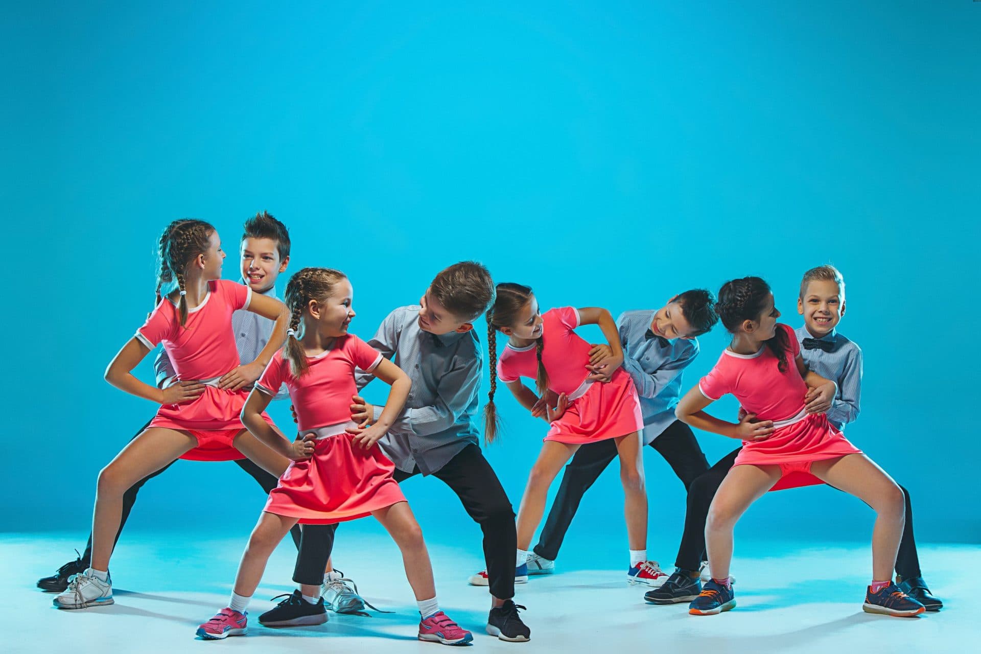 Enfants, filles et garçons, dansant ensemble à Danse Evasion
