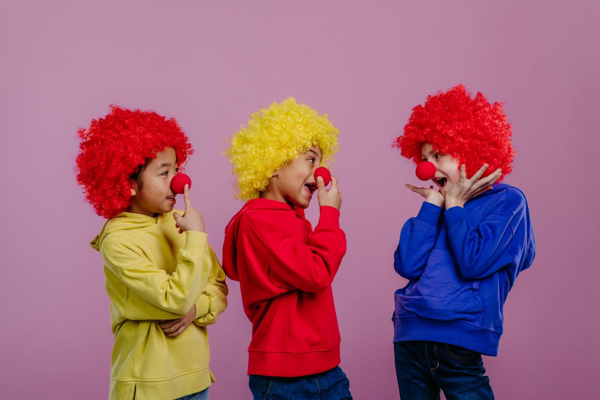 Enfants déguisés en clowns lors des matinées artistiques cirque et éveil