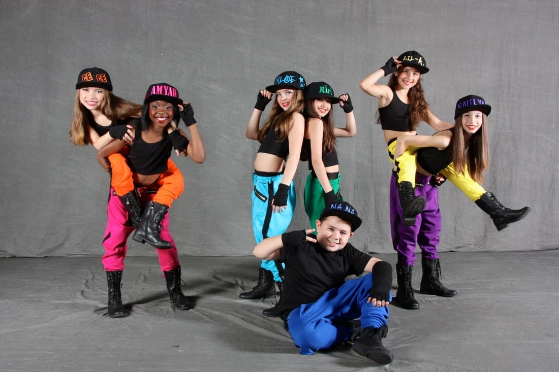 Groupe d'enfants - filles et garçons - en stage de danse pendant les vacances